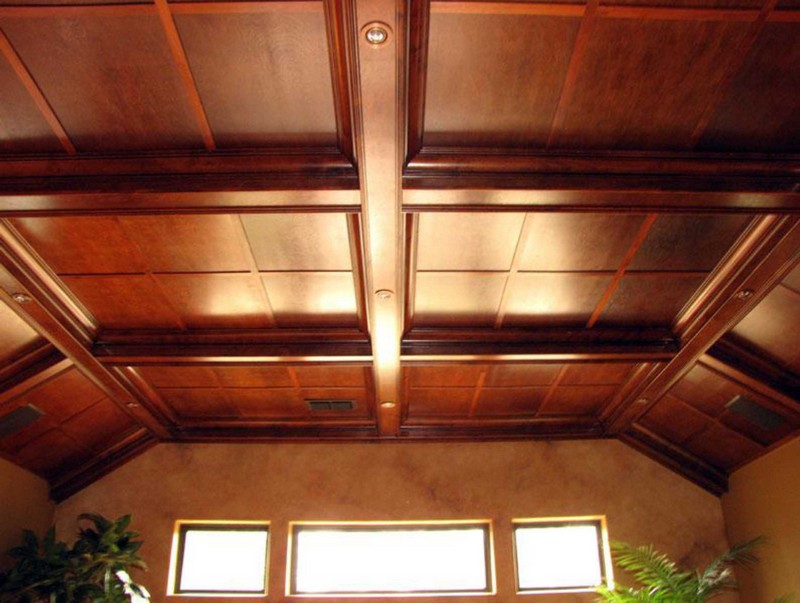 как сделать потолок в деревянном доме фото