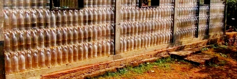 Забор из пластиковых бутылок: идеи из простых материалов