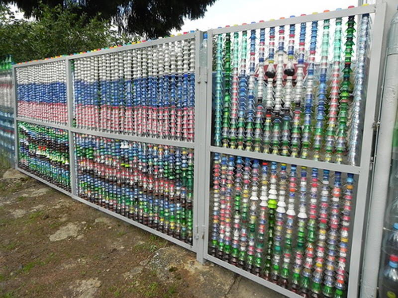 забор из пластиковых бутылок своими руками фото